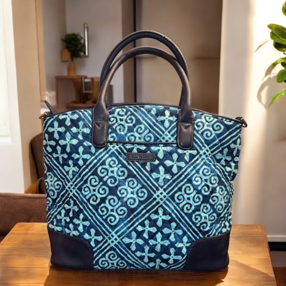 Beautiful Vera Bradley~ Navy & Aqua Quilted Handbag/Crossbody~ EUC (D)